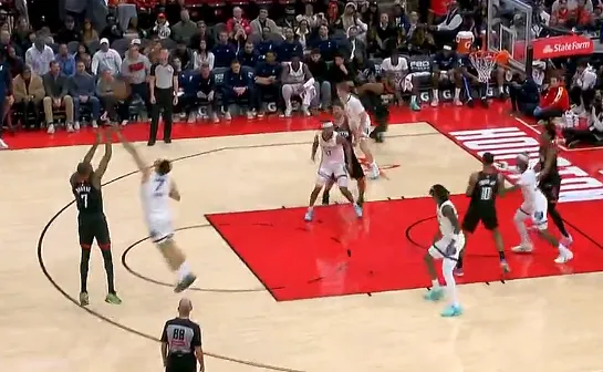 火狐电竞平台-申京助攻杜兰特三分命中，火箭领先灰熊到11分分差