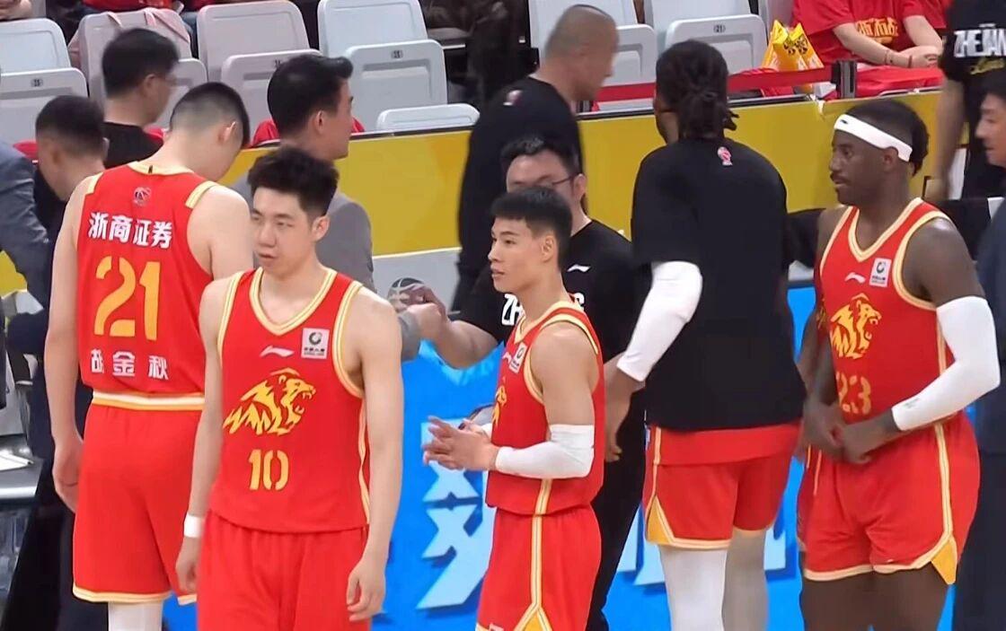 火狐电竞平台-广厦男篮24分大胜，2-1淘汰山西晋级四强，胡金秋15+7险受伤